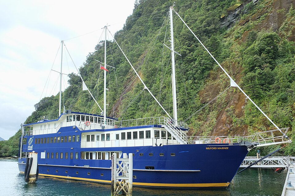 Milford Sound / Coach Cruise Coach from Te Anau